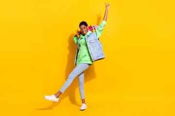 Full body portrait of funny youngster skate fingers demonstrate v-sign friendly isolated on yellow color background