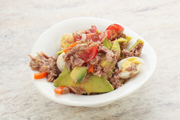 Salad with tuna and avocado
