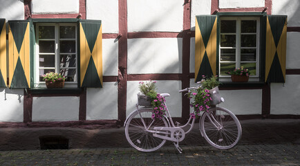 Altes Fahrrad vor Fachwerkhaus