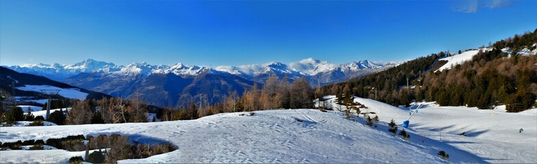 Fototapeta na wymiar Mont-Blanc, Jorasses et, Grand Combin vue de Pila, Italie