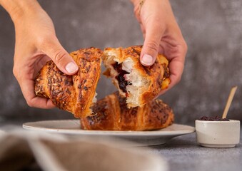 Croissant con mermelada