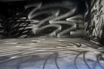 Pièce vide noire avec des graffitis noirs et blancs