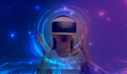 donna con casco vr che esperimenta la realtà virtuale in un ipotetico cyberspazio
