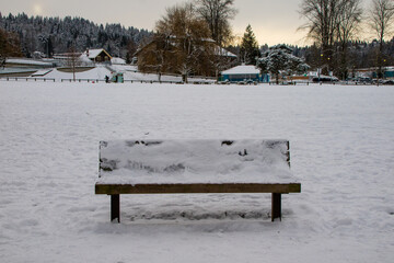 Banco de jardim e praça coberto de neve em Vancouver.