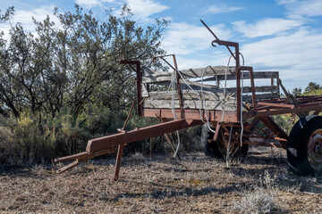 Remolque de tractor antiguo en ruinas abandonado