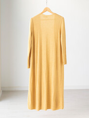 Vestido amarillo de mujer colgado en la percha