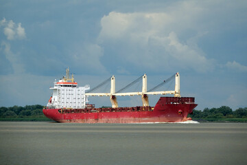 General Cargo Ship auf der Unterelbe