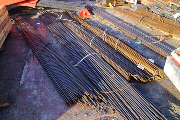 Baustahl wurde mit Hilfe einer Metallschlinge auf einer Baustelle abgeladen