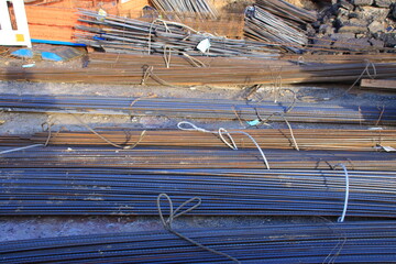 Baustahl wurde mit Hilfe einer Metallschlinge auf einer Baustelle abgeladen