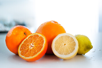 Limoni e arance tagliate con sfondo sfocato