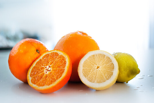 Limoni e arance tagliate con sfondo sfocato