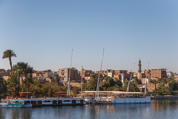 Ausflugsboote ankern vor der Stadt Edfu, Ägypten