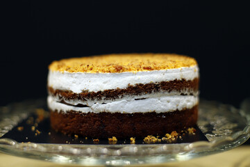 tarta casera de chocolate y nata con almendras