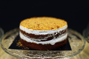 tarta de bizcocho de chocolate con nata polvoreada con almendra