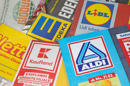 Verschiedene Werbeprospekte für  Discounter im Einzelhandel in Deutschland die wöchentlich erscheinen