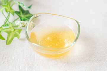 お湯で溶かした粉ゼラチン