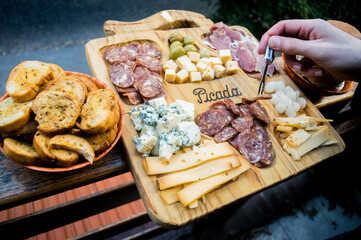 Comiendo picada argentina