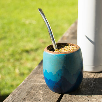 Mate argentino cebado listo para tomar