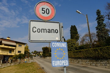 Cartelli stradali a Comano in Canton Ticino, Svizzera.