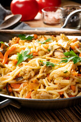 Fried noodles with chicken and vegetables.