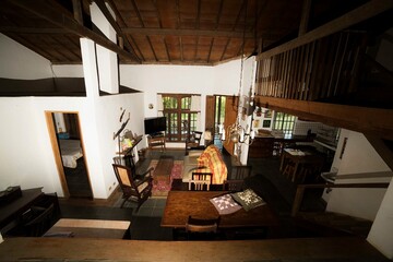 Interior de casa colonial antiga construção de madeira.