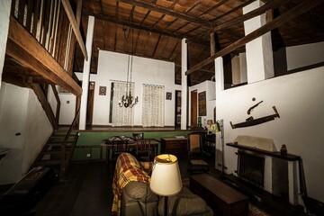 Interior de casa colonial antiga construção de madeira.