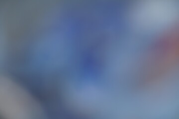 Fototapeta premium Blauer wolkiger Verlauf aus Farben mit hell und dunkel, sowie etwas rot