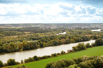 Paysage ciel et fleuve de la Seine à La Roche Guyon, Val d'Oise, France