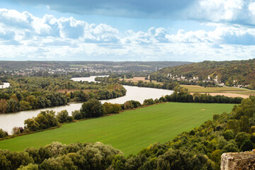 Fototapeta na wymiar Paysage ciel et fleuve de la Seine à La Roche Guyon, Val d'Oise, France