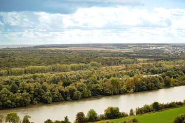 Paysage ciel et fleuve de la Seine à La Roche Guyon, Val d'Oise, France