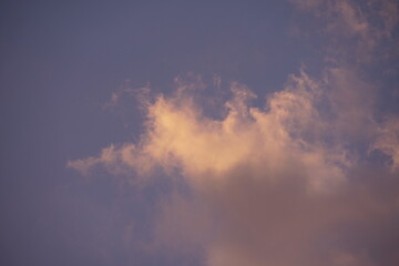 Wolken Himmel am Abend und bei stürmischem Wetter mit leuchtendem rot, orange und blau im Spektrum der Farben