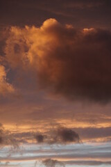 Wolken Himmel am Abend und bei stürmischem Wetter mit leuchtendem rot, orange und blau im Spektrum der Farben