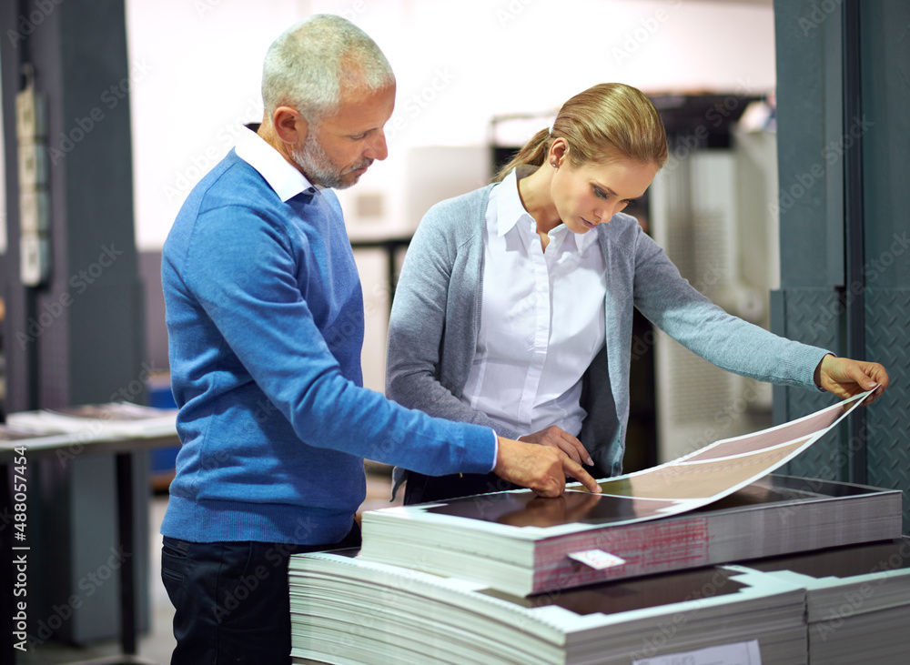 Aufkleber this is good work.... two publishers assessing the quality of printed work in a factory.