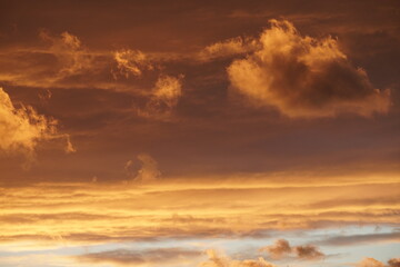 Leuchtender glutroter Himmel am Abend mit schöner Wolkenstimmung und viel orange des Sonnenuntergangs