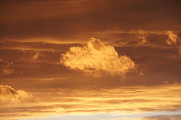 Leuchtender glutroter Himmel am Abend mit sch&ouml;ner Wolkenstimmung und viel orange des Sonnenuntergangs
