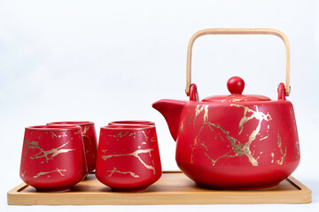 Tetera Oriental Roja con tazas sobre fondo blanco