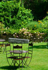 metalowe meble ogrodowe, metalowy stolik i krzesła w ogrodzie, relaxation area in the garden - obrazy, fototapety, plakaty