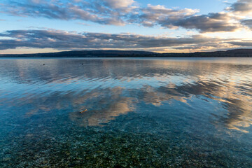 Wolkenspiegelung am schönen Bodensee zum Sonnenuntergang 
