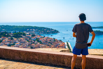 クロアチア・フヴァル島の絶景と旅人