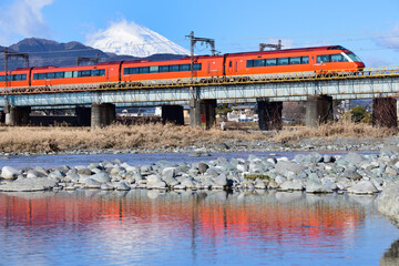 富士山を背景に酒匂川橋梁を渡る小田急ロマンスカー 70000型 GSE
