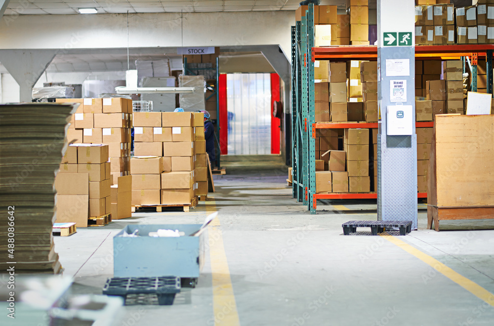Aufkleber built for boxes. shot of the inside of a packaging and distribution factory.