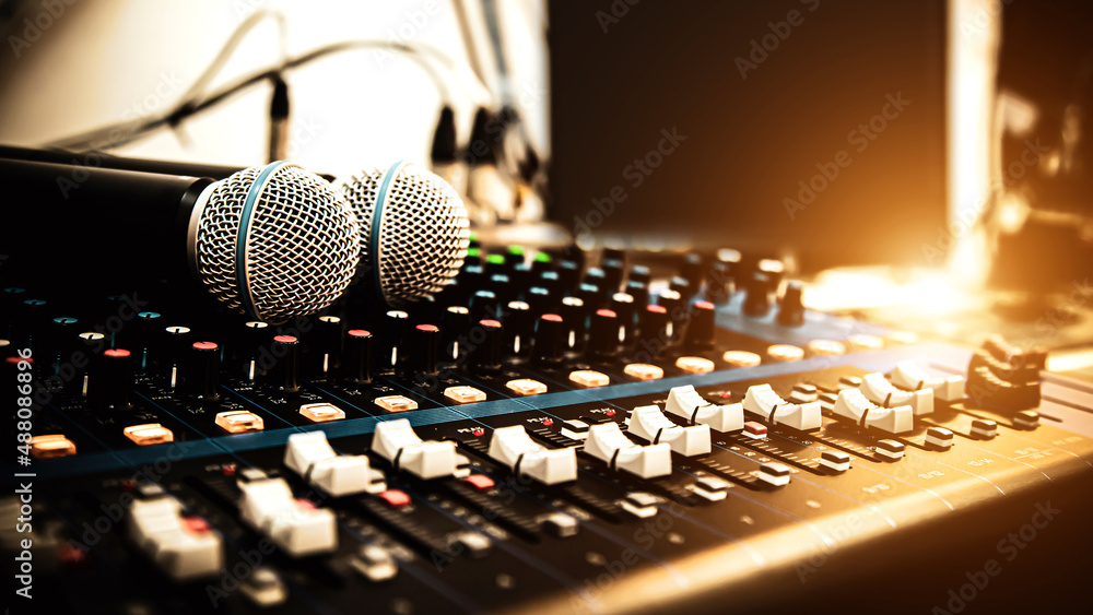 Micro et table de mixage en studio d'enregistrement