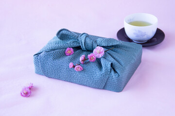 Obraz na płótnie Canvas ピンクの梅の花と風呂敷包みと緑茶