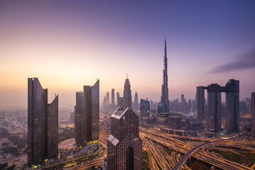 Moderne skyline van de stad en stadsgezicht bij zonsopgang in Dubai VAE