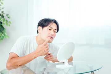 肌に悩む男性（ニキビ）
