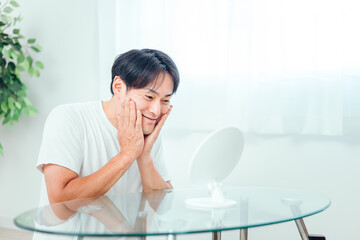 肌の調子がいい男性（笑顔）
