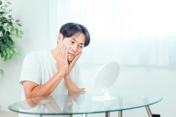 肌に悩む男性（ヒゲ・考える）

