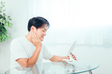 肌の調子がいい男性（笑顔）
