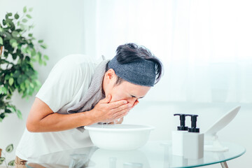 水で洗顔する男性
