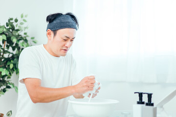 泡洗顔する男性（泡立て・洗顔料）
